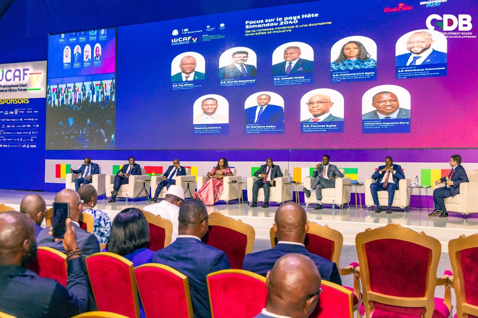 Panel de dirigeants lors d’un forum investisseurs du GDB